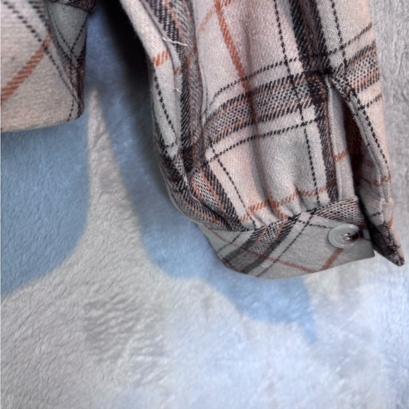 Cropped Plaid Shacket • Beige/Tan • 100% Polyester • XL - Picture 2 of 11